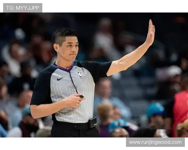 NBA计划逐步推行裁判佩戴耳麦执法揭幕战暂未启用新技术